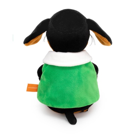 в жилете с белым воротником