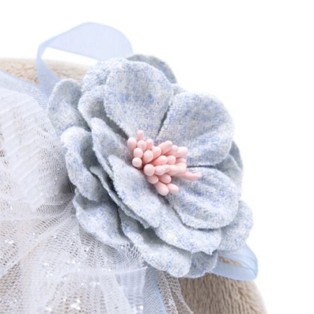 в голубом платье в клетку