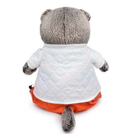 в стеганой куртке и комбинезоне