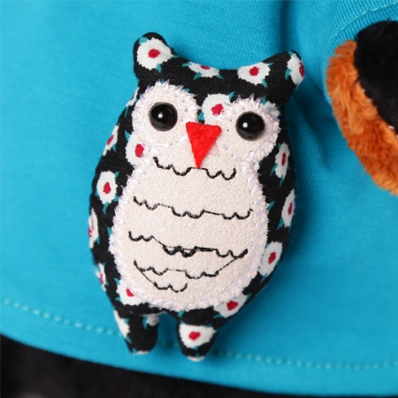 в футболке с совой