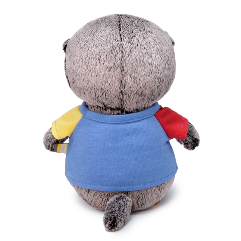 в футболке с машинкой