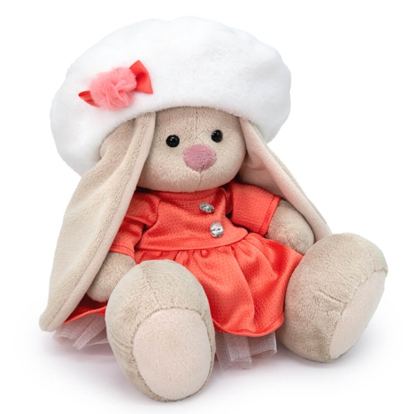 в платье и берете