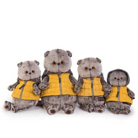 в желтой жилетке с серым капюшоном