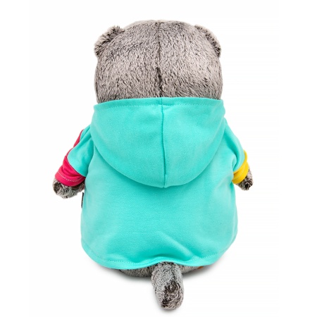 в разноцветной толстовке