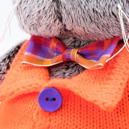 в вязаном жилете