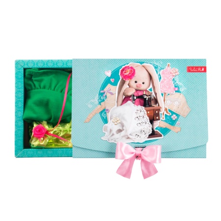 Зеленое платье и блестящий плащ