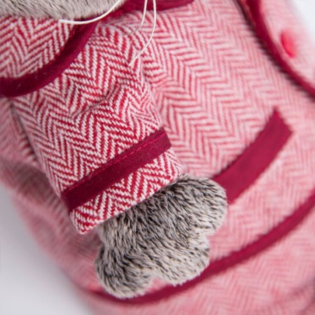 в красном пиджаке и брюках в ёлочку