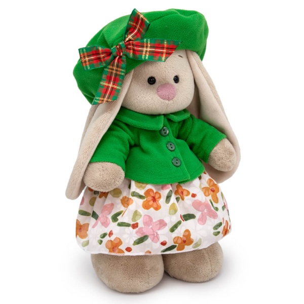 в зеленой курточке и берете