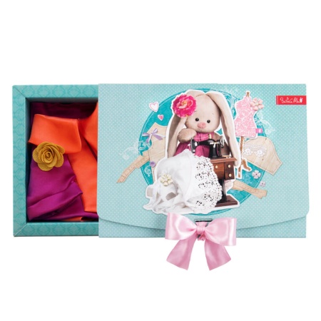 Красное платье с оранжевым воротником