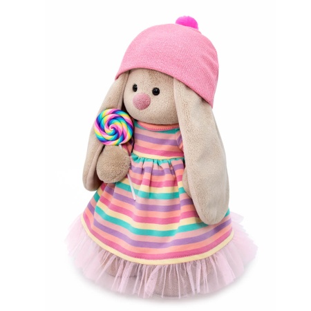 в полосатом платье с леденцом