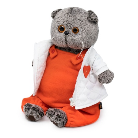 в стеганой куртке и комбинезоне