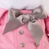 в розовом плаще с серым бантиком