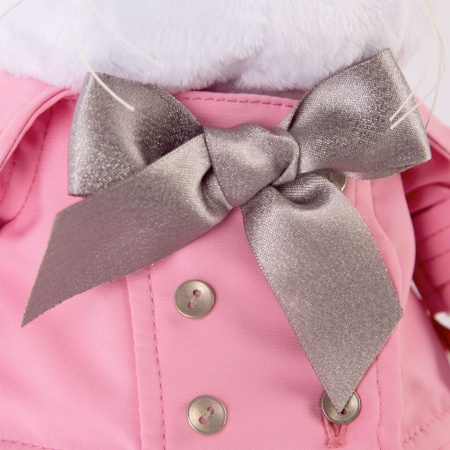 в розовом плаще с серым бантиком