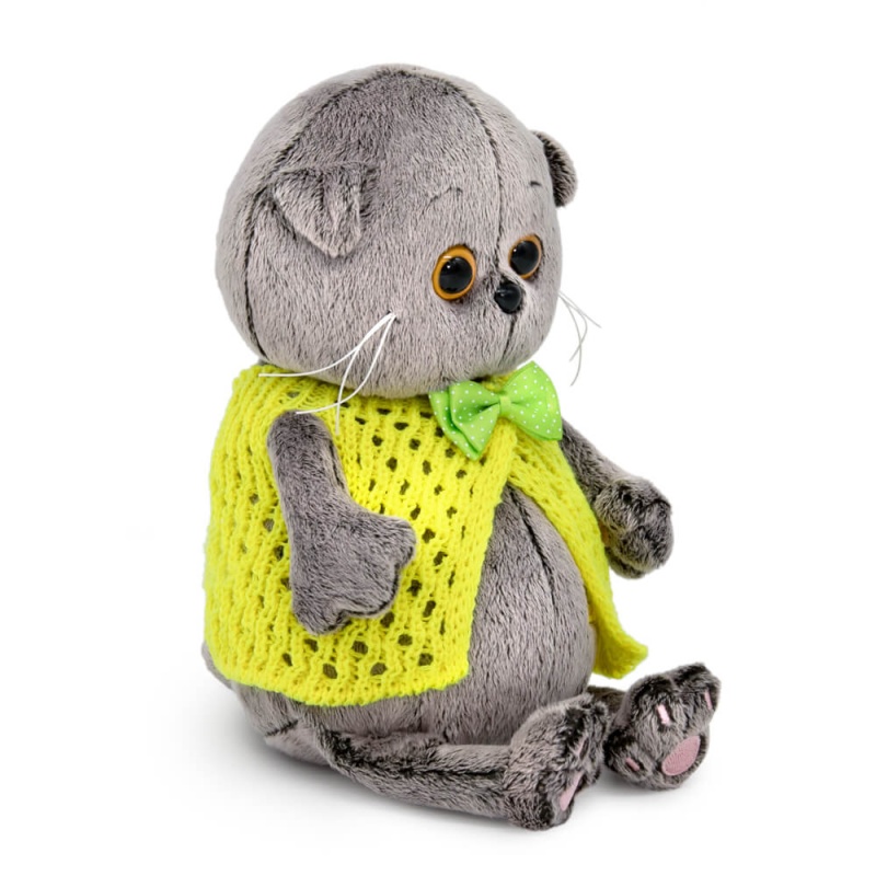 в вязаном жилете