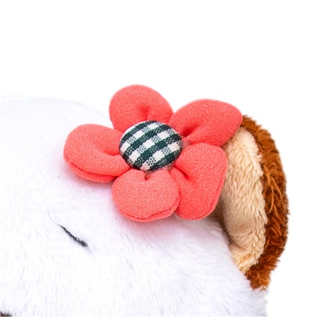 в ярком платье