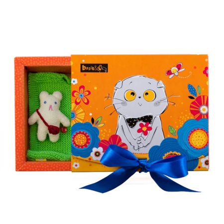 Зеленая безрукавка с красными пуговицами