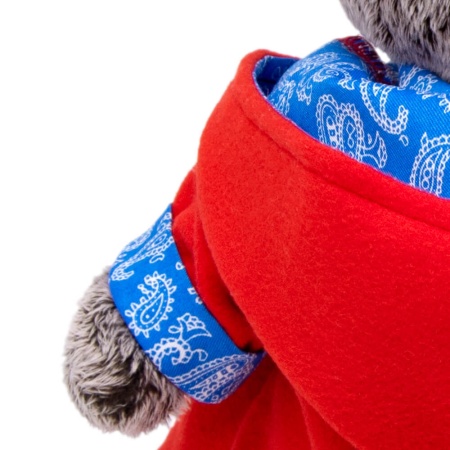 в красной куртке и брюках в клетку