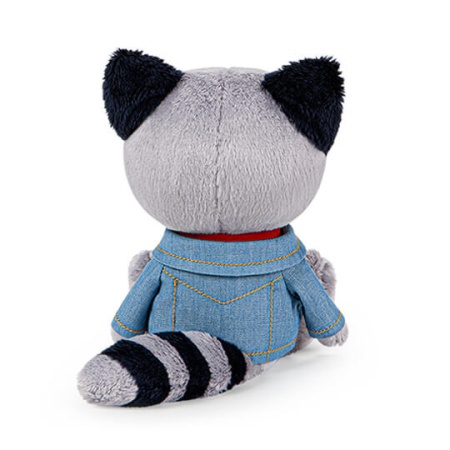 Енот Лёка в красной майке и джинсовке