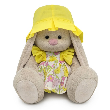 в летнем комплекте с панамой