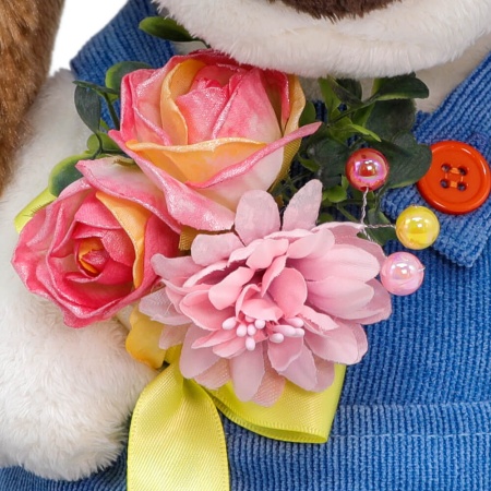 в комбинезоне с букетом