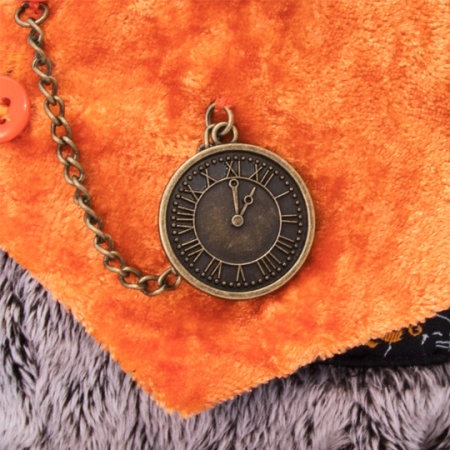 в жилете с часами