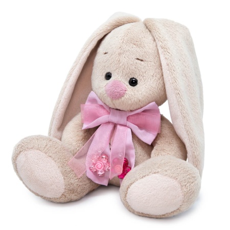 в банте с подвесками