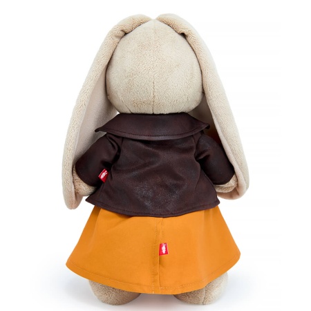 в косухе из эко-замши