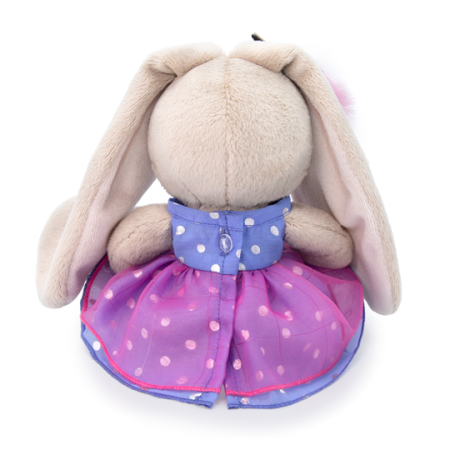 в платье с единорогом на ушке