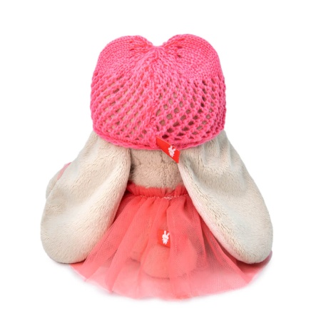 в юбке из сетки