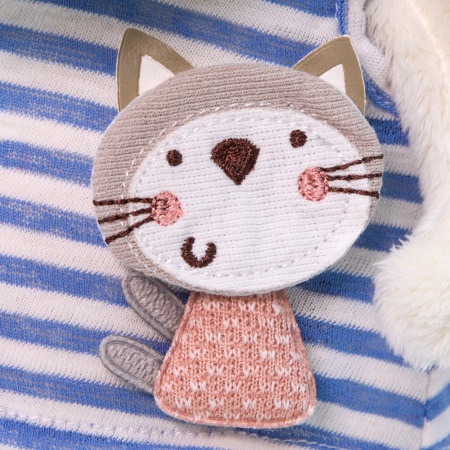 в футболке с кошечкой