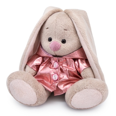 в золотистом плаще