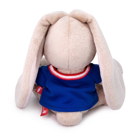 в морской футболке