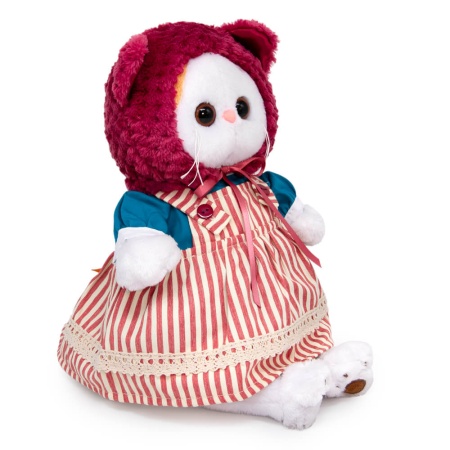 в шапке с ушками и сарафане