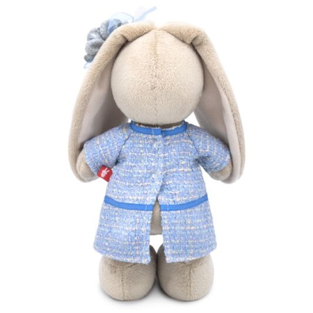 в голубом платье в клетку