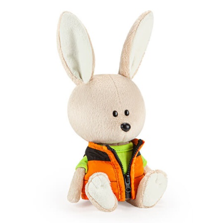 Заяц Антоша в зеленой футболке и безрукавке