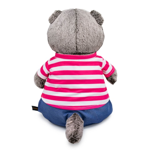 в полосатой футболке с якорем