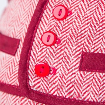 в красном пиджаке и брюках в ёлочку