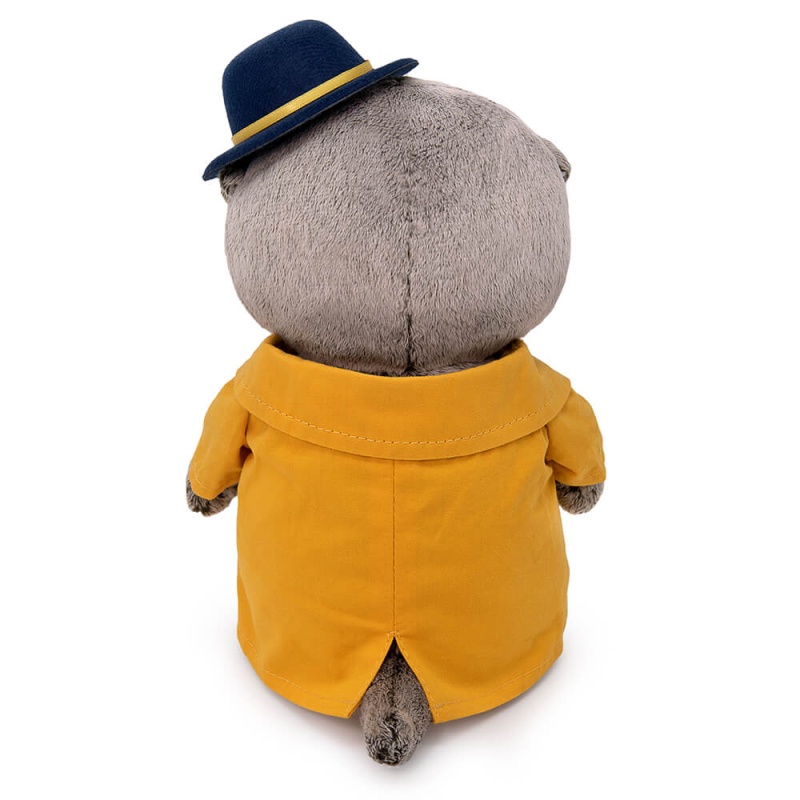 в тренче и шляпке