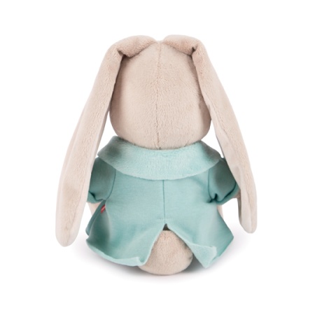 в голубой меховой курточке