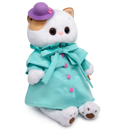 в плаще и шляпке