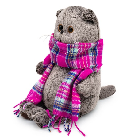 в ярко-розовом шарфе