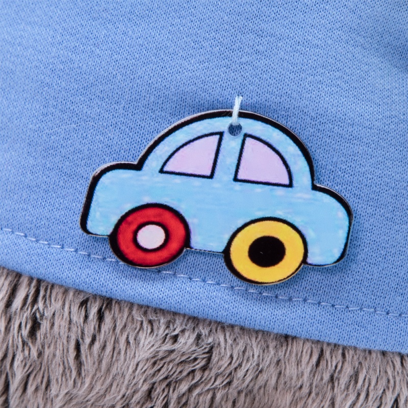 в футболке с машинкой