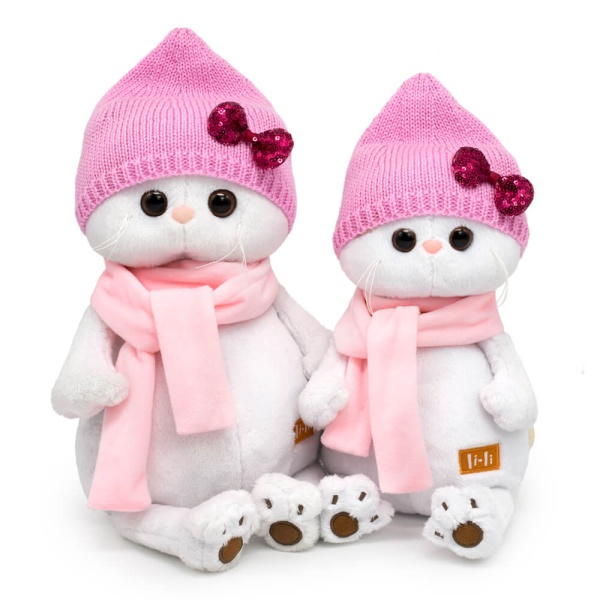 в шапке с бантом и шарфе