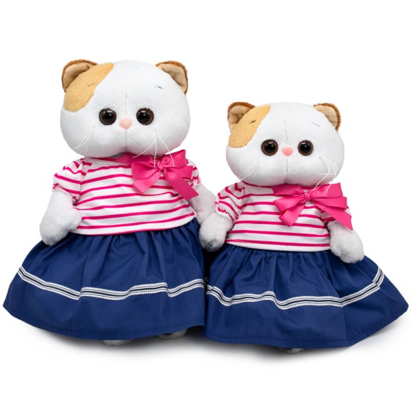 в полосатой футболке и юбке