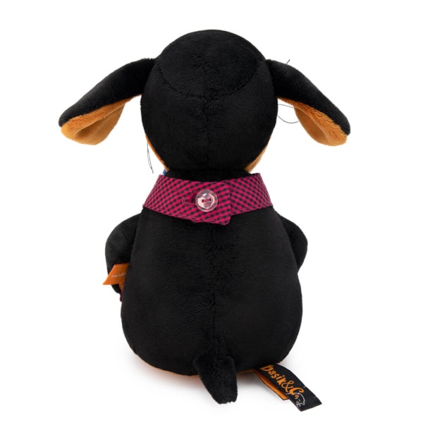 в клетчатом жилете