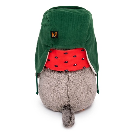 в двусторонней шапке и шарфе