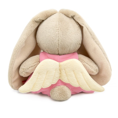 в комбинезоне с крылышками