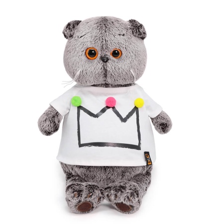 в футболке с короной