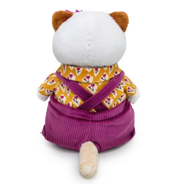 в вельветовом полукомбинезоне