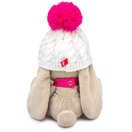 в белой шапке с помпоном